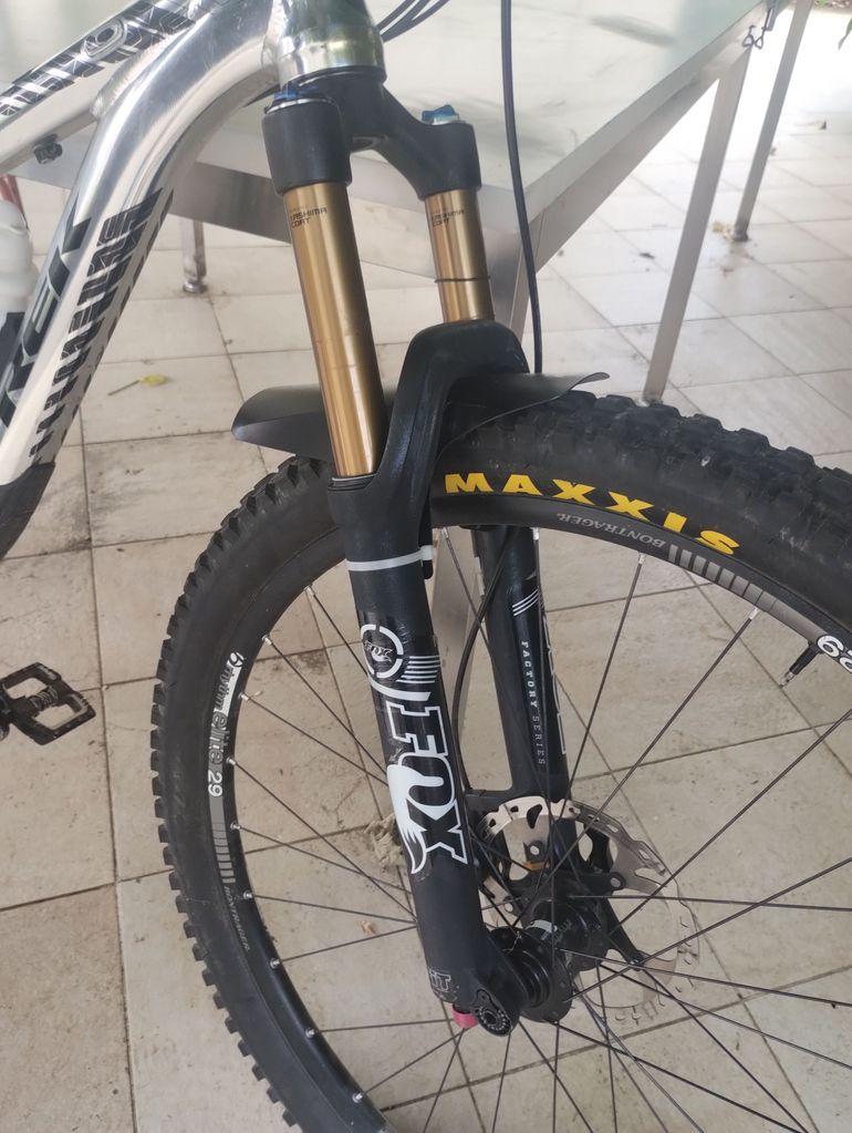 Used Trek Remedy Shimano Deore XT 2017 Mountainbike, Light Gray — image 4 of 6