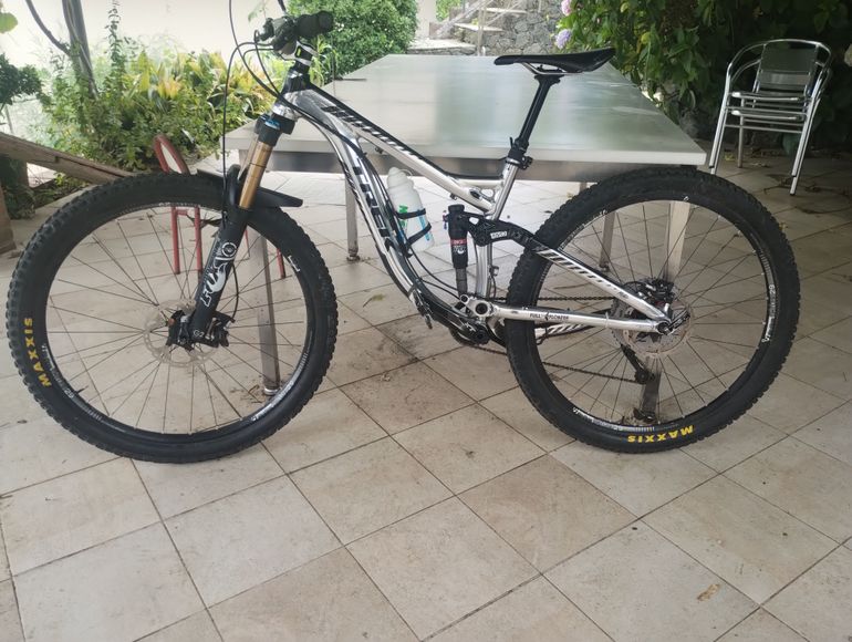 Used Trek Remedy Shimano Deore XT 2017 Mountainbike, Light Gray — image 1 of 6