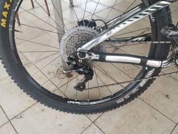 Used Trek Remedy Shimano Deore XT 2017 Mountainbike, Light Gray — image 3 of 6