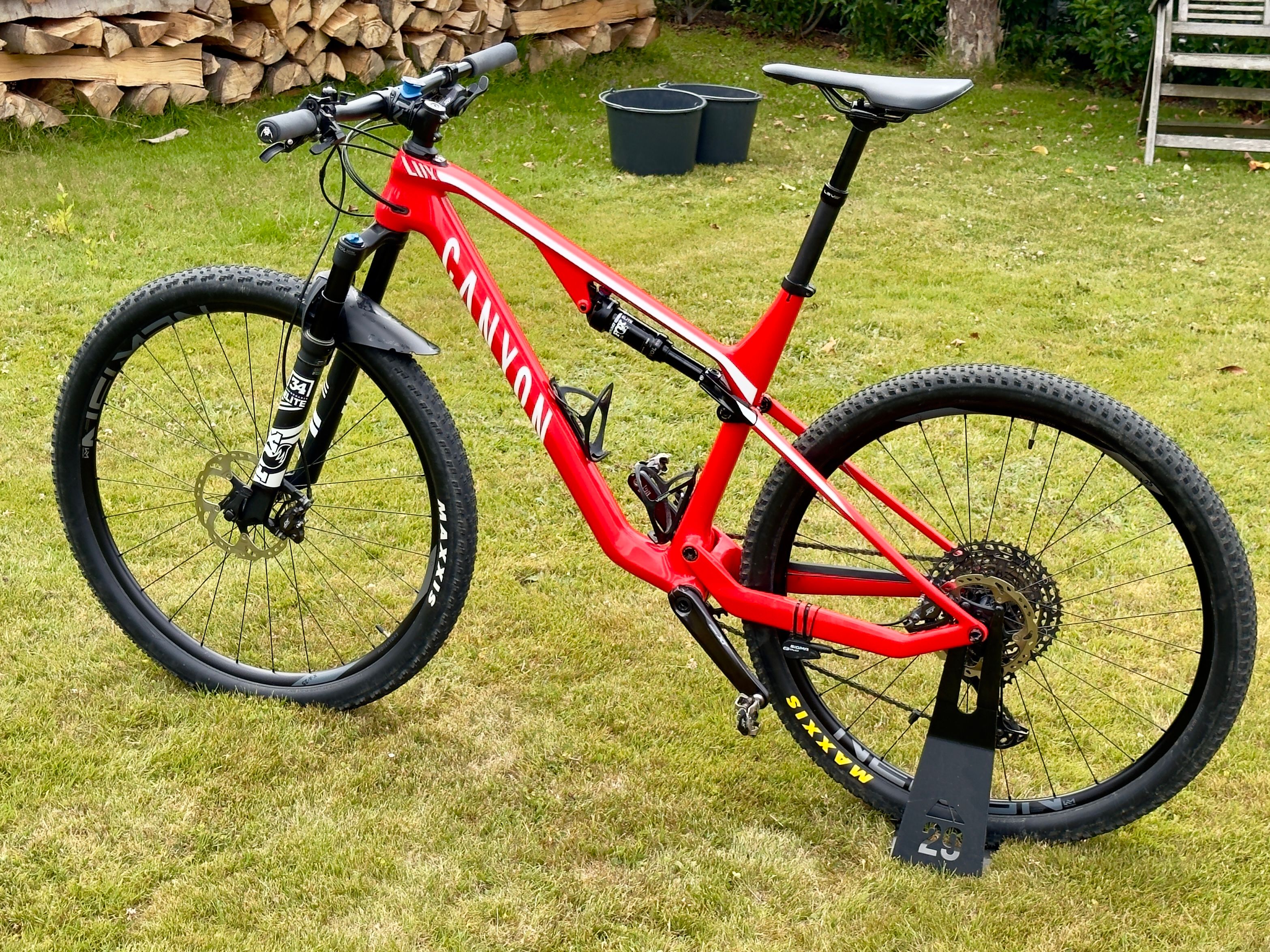 Bikeflip Canyon Bicycles Canyon Lux Cf Sl 7.0 Race Canyon Lux CF