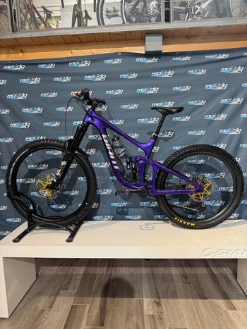 Used Giant Reign Shimano Deore XT 2021 Mountainbike, Purple — image 5 of 10