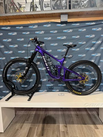 Used Giant Reign Shimano Deore XT 2021 Mountainbike, Purple — image 5 of 10