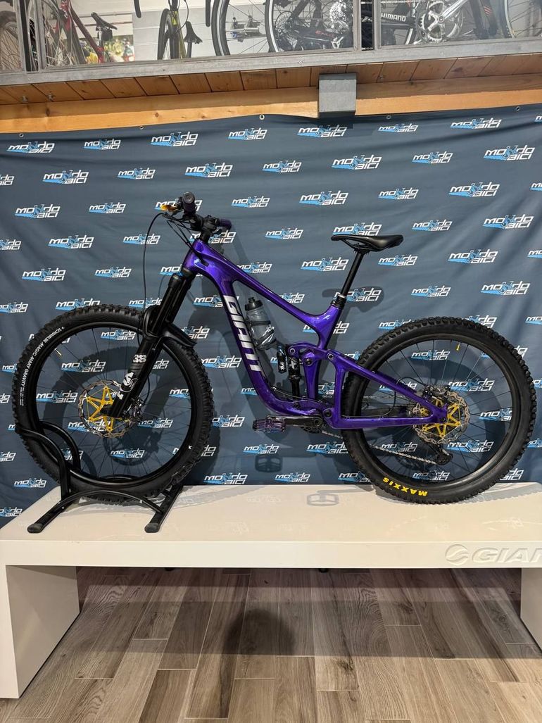 Used Giant Reign Shimano Deore XT 2021 Mountainbike, Purple — image 5 of 10