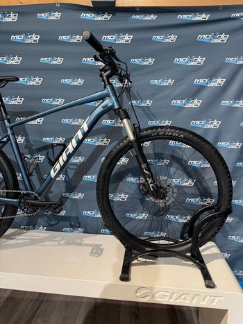Used Giant Talon 0 2022 2022 Mountainbike, Blue, 27.5, 29 — image 4 of 5