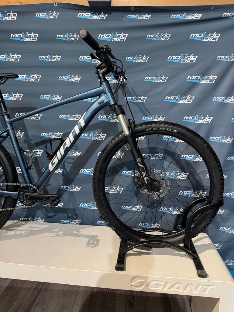 Used Giant Talon 0 2022 2022 Mountainbike, Blue, 27.5, 29 — image 4 of 5