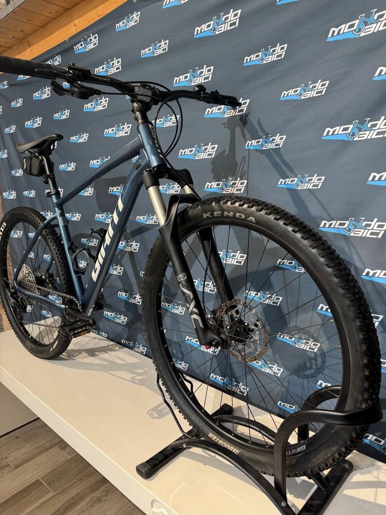 Used Giant Talon 0 2022 2022 Mountainbike, Blue, 27.5, 29 — image 5 of 5