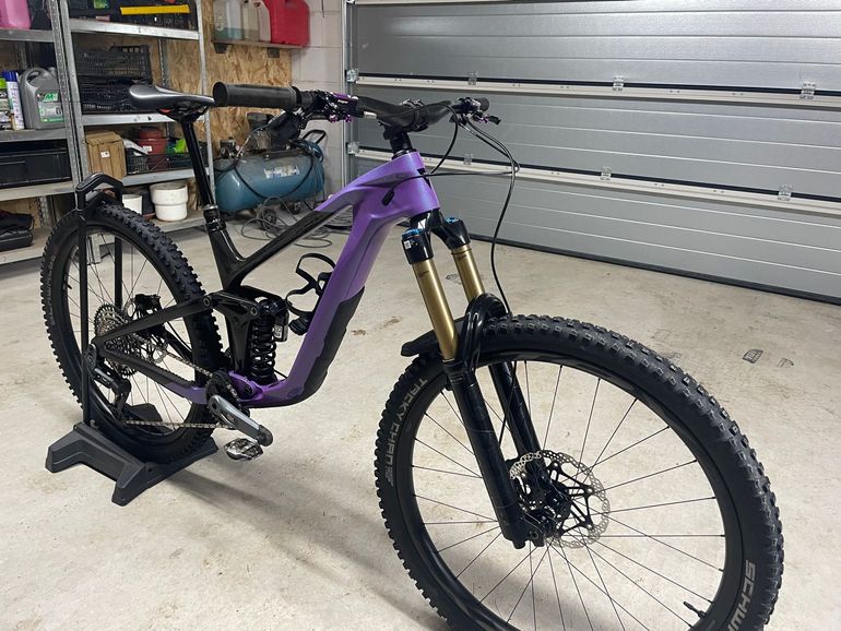 Used Giant Reign SRAM GX Eagle AXS (T-Type) 2024 Mountainbike, Purple — image 3 of 4