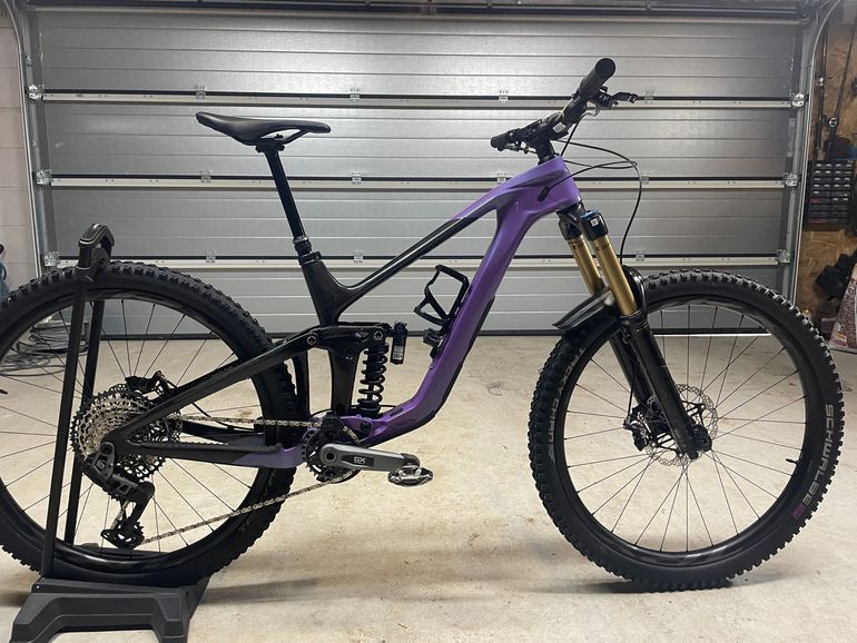 Used Giant Reign SRAM GX Eagle AXS (T-Type) 2024 Mountainbike, Purple — image 1 of 4