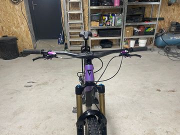 Used Giant Reign SRAM GX Eagle AXS (T-Type) 2024 Mountainbike, Purple — image 4 of 4