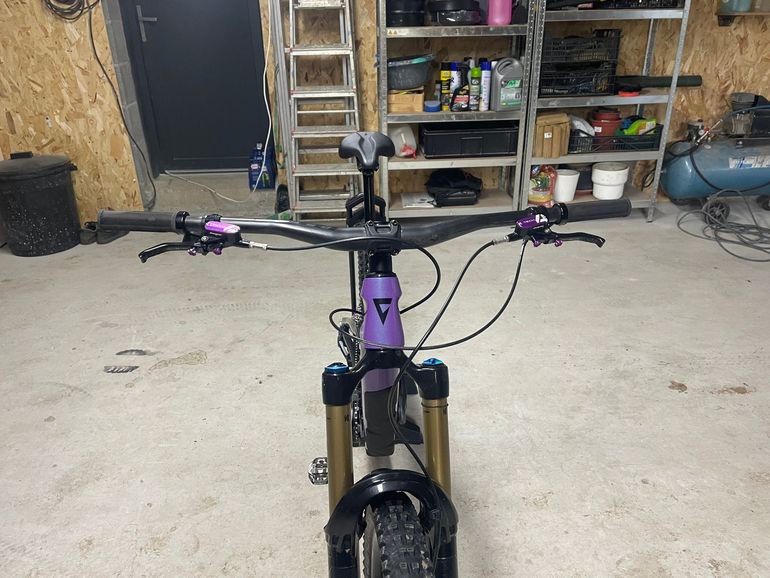 Used Giant Reign SRAM GX Eagle AXS (T-Type) 2024 Mountainbike, Purple — image 4 of 4