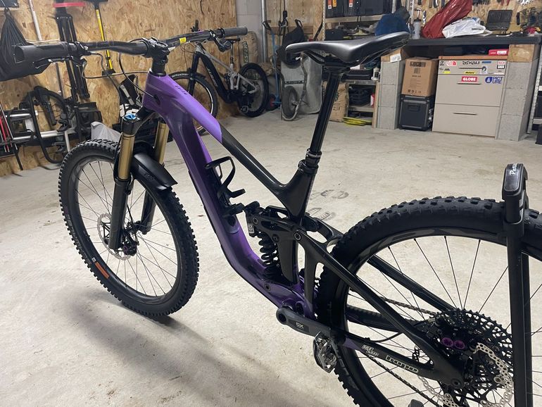 Used Giant Reign SRAM GX Eagle AXS (T-Type) 2024 Mountainbike, Purple — image 2 of 4