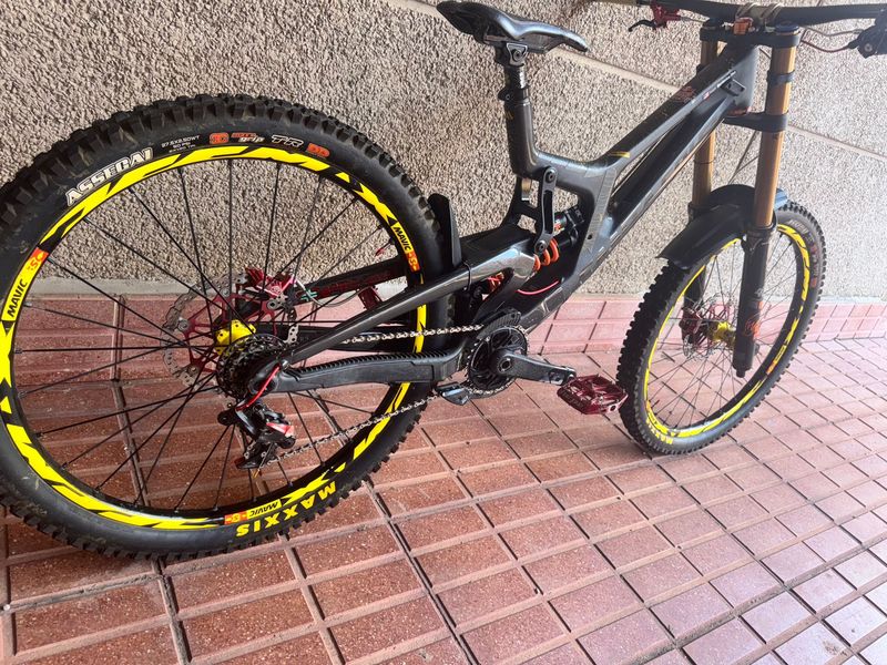 Used Santa Cruz V10 SRAM X01 DH 2020 Mountainbike, Black — image 3 of 22