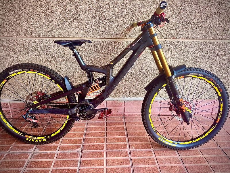Used Santa Cruz V10 SRAM X01 DH 2020 Mountainbike, Black — image 1 of 22