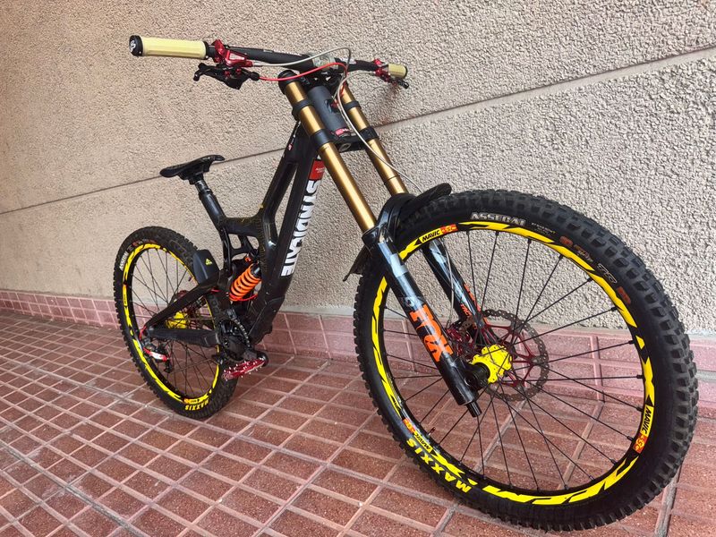 Used Santa Cruz V10 SRAM X01 DH 2020 Mountainbike, Black — image 4 of 22