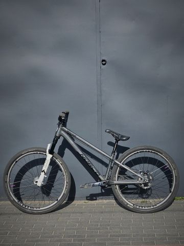 Used Norco Rampage Team Custom 2024 Mountainbike, Light Gray — image 1 of 8