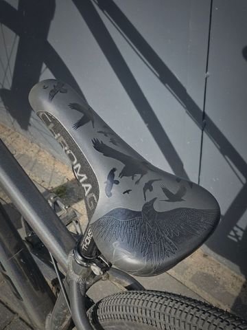 Used Norco Rampage Team Custom 2024 Mountainbike, Light Gray — image 7 of 8