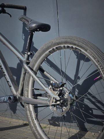 Used Norco Rampage Team Custom 2024 Mountainbike, Light Gray — image 8 of 8