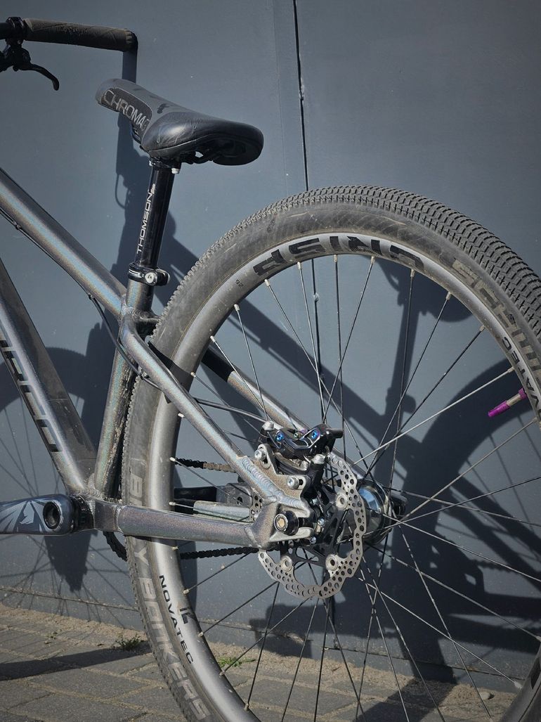 Used Norco Rampage Team Custom 2024 Mountainbike, Light Gray — image 8 of 8