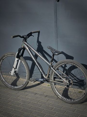 Used Norco Rampage Team Custom 2024 Mountainbike, Light Gray — image 3 of 8