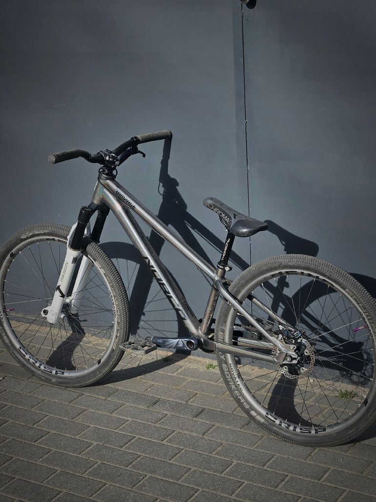 Used Norco Rampage Team Custom 2024 Mountainbike, Light Gray — image 3 of 8