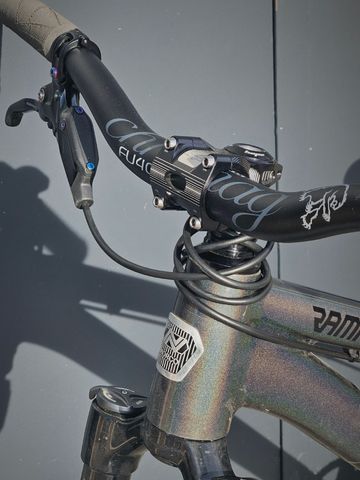Used Norco Rampage Team Custom 2024 Mountainbike, Light Gray — image 5 of 8