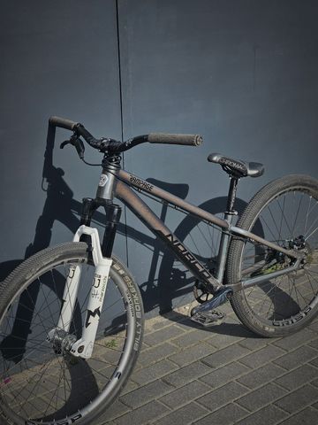 Used Norco Rampage Team Custom 2024 Mountainbike, Light Gray — image 2 of 8