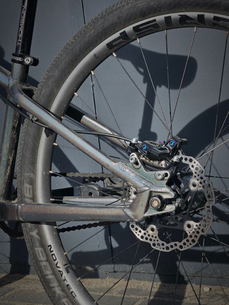 Used Norco Rampage Team Custom 2024 Mountainbike, Light Gray — image 6 of 8