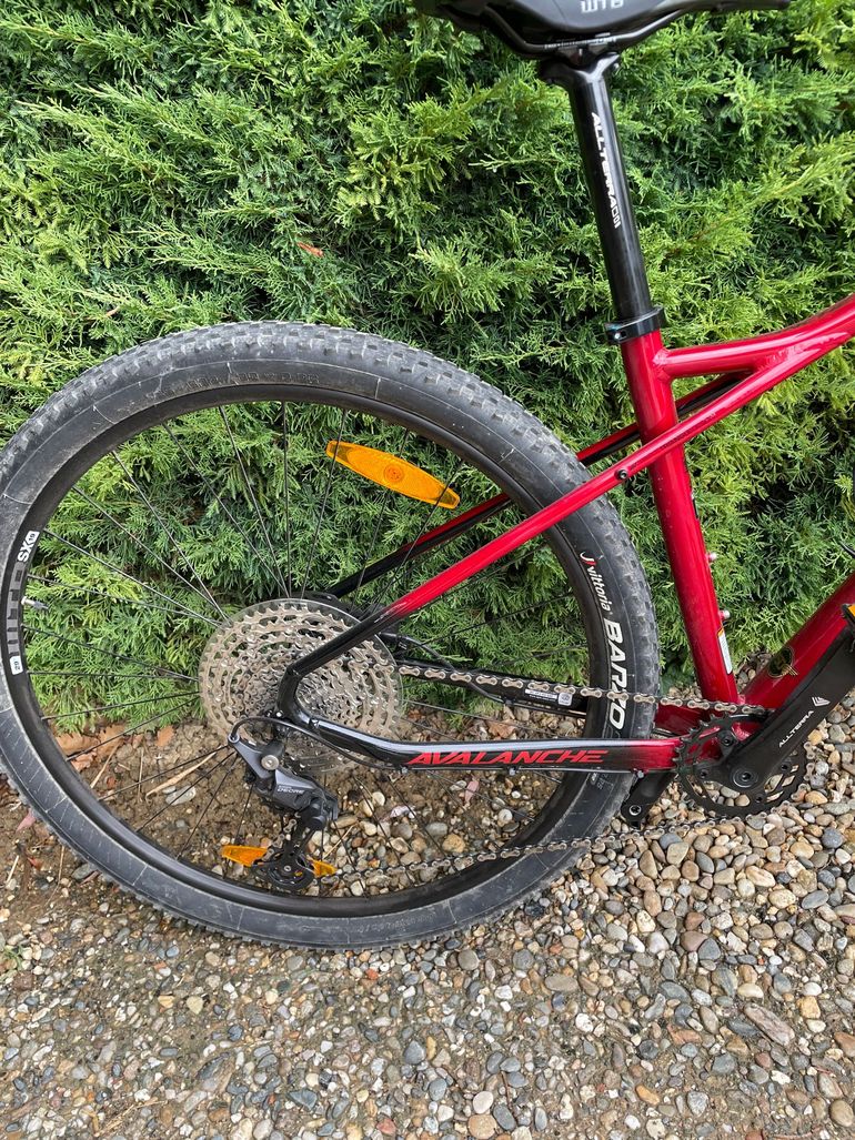 Used GT Avalanche Elite 2022 2022 Mountainbike, Red, 27.5 — image 3 of 6