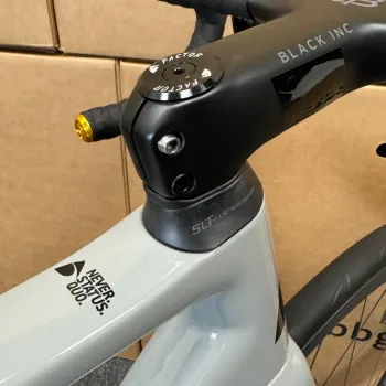 Used California Bicycle Factory O2 Disc 12-speed Shimano Ultegra Di2 - 2024 (54cm) 2024 Road & Gravel, Light Gray — image 6 of 18