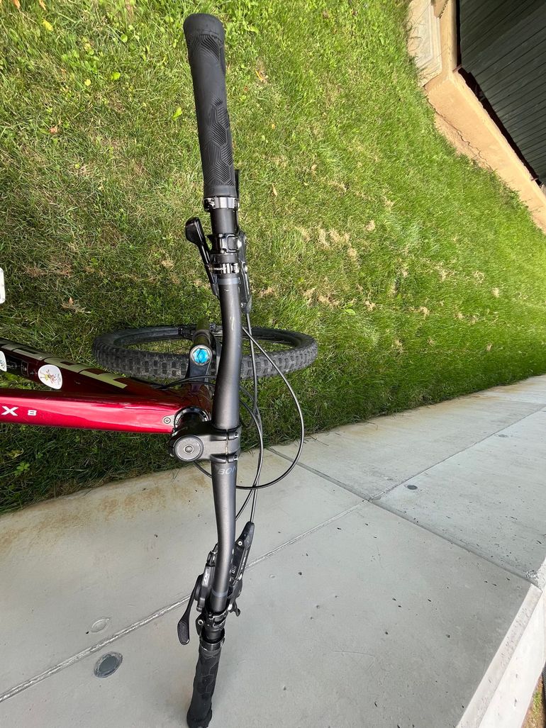 Used Trek Fuel EX 8 2022 2022 Mountainbike, Rot, 27.5, 29 — image 9 of 9