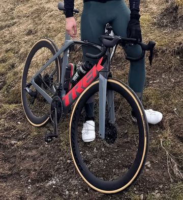 Trek Madone SL 7 Gen 6 2023 Frameset 2023 Road & Gravel usato, Grigio chiaro — immagine 2 di 10
