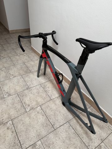 Trek Madone SL 7 Gen 6 2023 Frameset 2023 Road & Gravel usato, Grigio chiaro — immagine 4 di 10