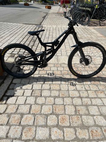 Santa Cruz V10 2025 Mountainbike de segunda mano, Negro — imagen 2 de 4
