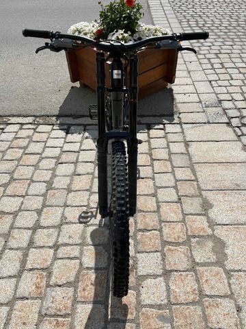 Santa Cruz V10 2025 Mountainbike de segunda mano, Negro — imagen 3 de 4