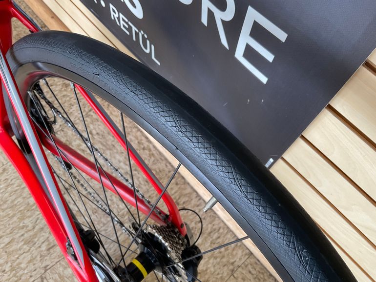 Used BMC Roadmachine Shimano 105 Di2 2018 Road & Gravel, Red — image 12 of 14