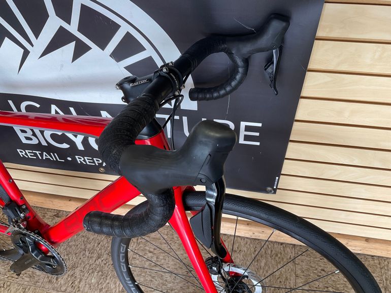 Used BMC Roadmachine Shimano 105 Di2 2018 Road & Gravel, Red — image 3 of 14
