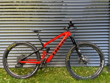 Used Trek Slash 9.8 2018 2018 Mountainbike, Orange, 29 — image 1 of 10