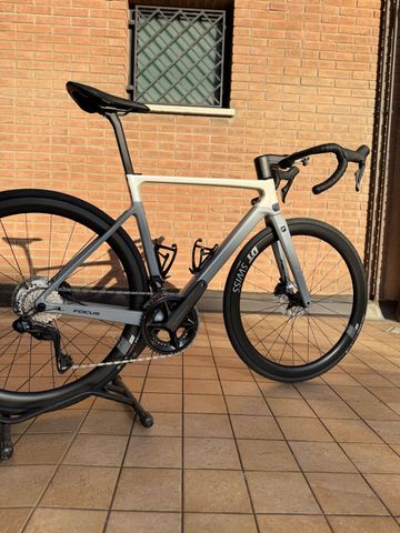 Käytetty Focus IZALCO MAX 9.8 2024 2024 Road & Gravel