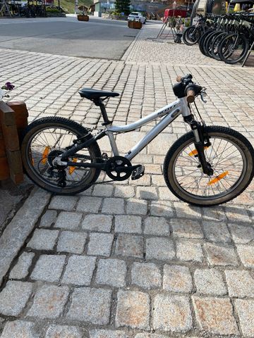 Used Scott Scale 200 2024 Mountainbike, Light Gray — image 3 of 4