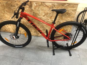 Used Trek Marlin 6 Gen 3 2025 2025 Mountainbike, Red, 27.5, 29 — image 2 of 7