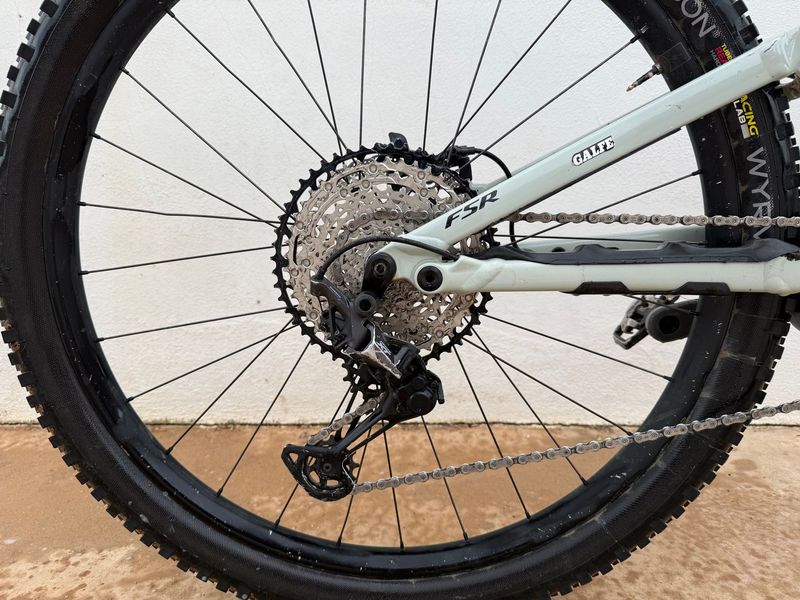 Used Specialized Turbo Levo Comp 2021 2021 Mountainbike, Light Gray, 29 — image 5 of 11