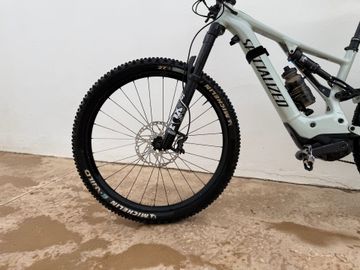 Used Specialized Turbo Levo Comp 2021 2021 Mountainbike, Light Gray, 29 — image 3 of 11