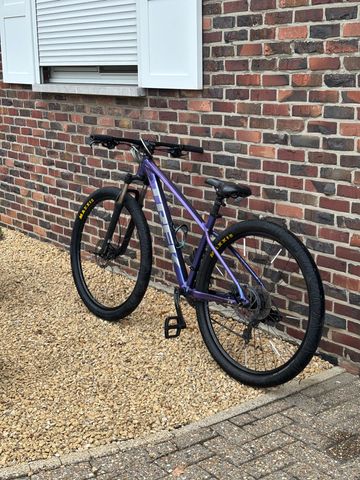 Used Trek Marlin Shimano CUES 2023 Mountainbike, Purple — image 1 of 11