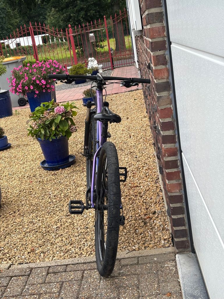 Used Trek Marlin Shimano CUES 2023 Mountainbike, Purple — image 6 of 11