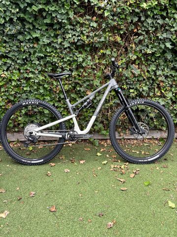 Gebrauchtes Rocky Mountain Instinct A50 Shimano 2024 2024 Mountainbike, Hellgrau, 27.5, 29 — Bild 1 von 22