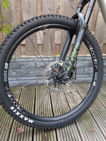 Used Commencal META TR Shimano Deore XT 2023 Mountainbike, Light Gray — image 4 of 10