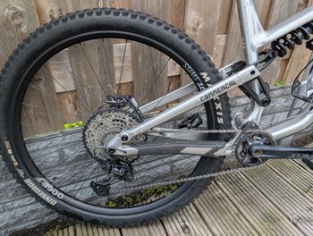 Used Commencal META TR Shimano Deore XT 2023 Mountainbike, Light Gray — image 6 of 10