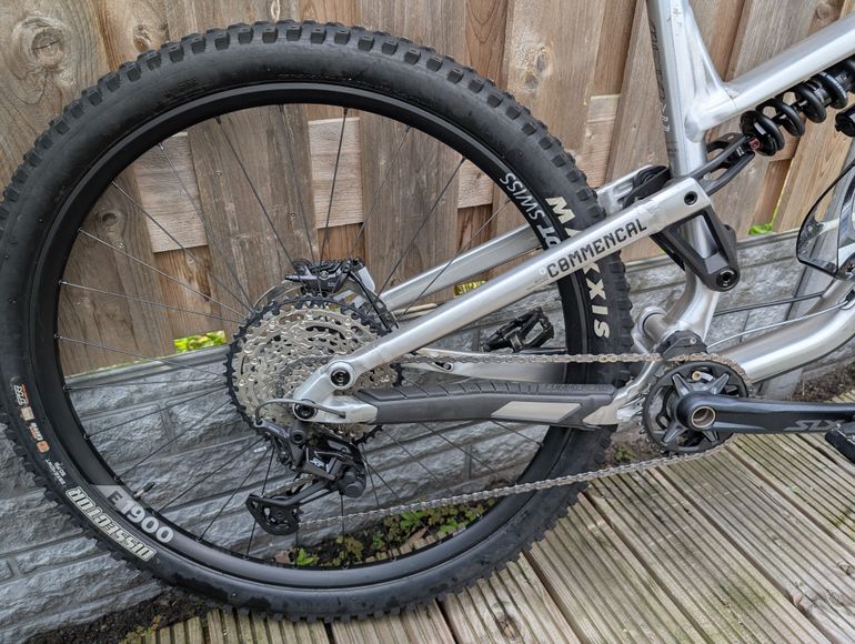 Used Commencal META TR Shimano Deore XT 2023 Mountainbike, Light Gray — image 6 of 10