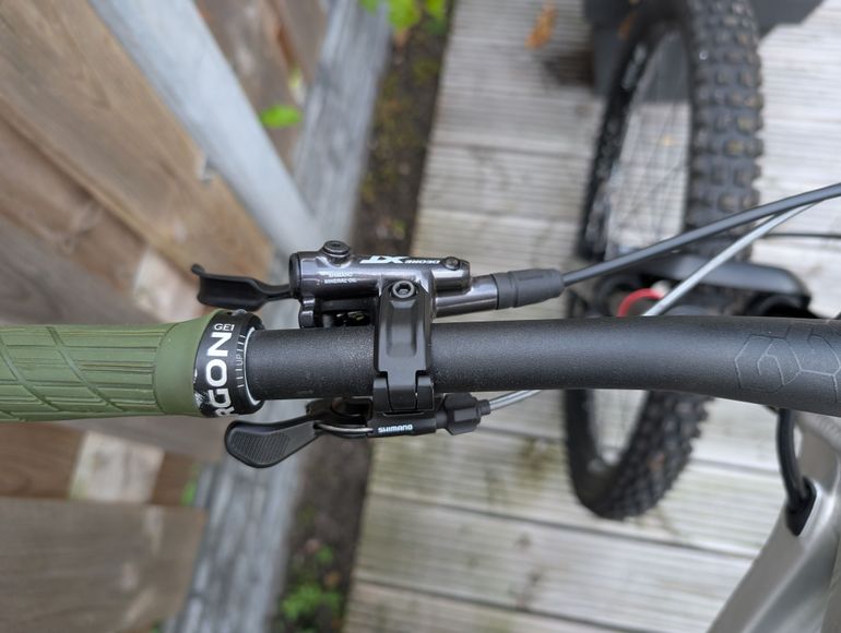 Used Commencal META TR Shimano Deore XT 2023 Mountainbike, Light Gray — image 9 of 10