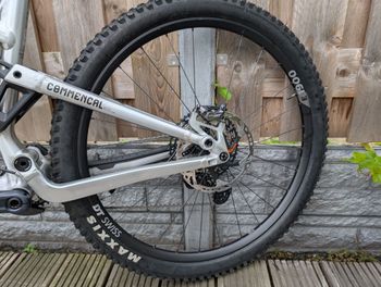Used Commencal META TR Shimano Deore XT 2023 Mountainbike, Light Gray — image 5 of 10
